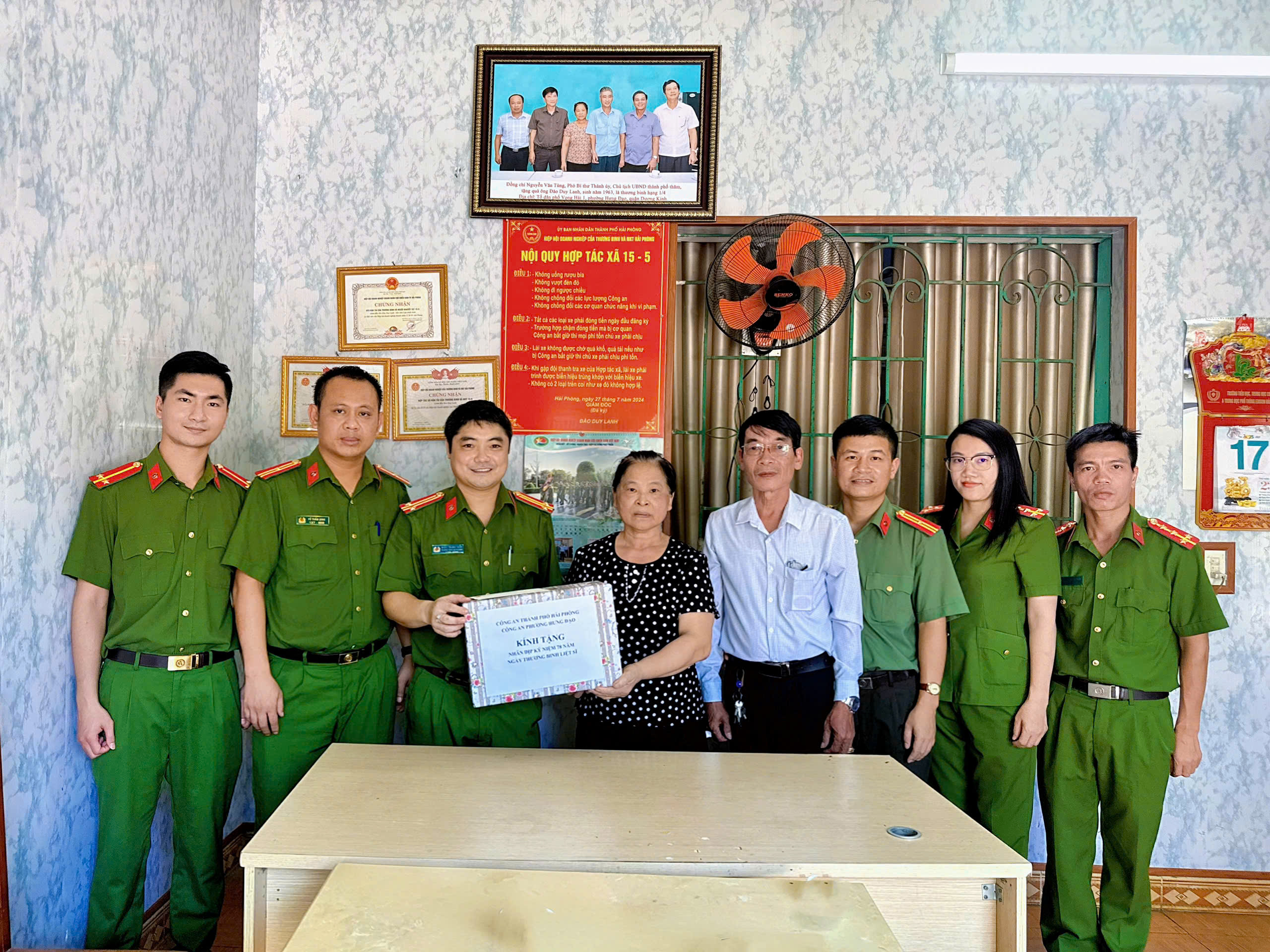 Công an phường Hưng Đạo thăm hỏi, tặng quà người có công với cách mạng nhân dịp 27/7